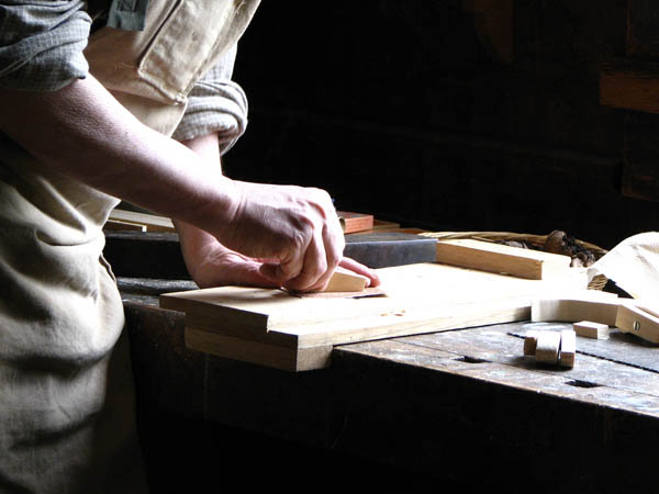 Nacemos de la influencia y formación  heredada en el sector de la <strong>carpintería de madera y ebanistería  en Piornal.</strong>